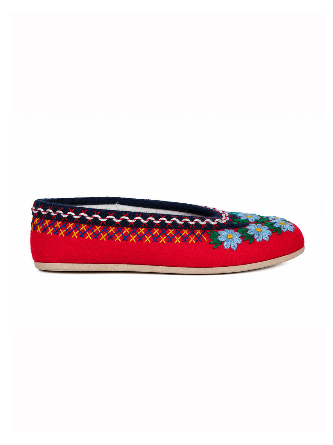 A single red suede slip-on shoe with embroidered floral details in blue, green, and white, a patterned trim, and a light tan sole, shown against a plain white background. POLISH SLIPPERS, FELT SLIPPERS, WINTER SLIPPERS, WOOL SLIPPERS, EMBROIDERED SLIPPERS, COZY SLIPPERS, WINTER TIME, PANTOFOLE POLACCHE, TRADITIONAL SLIPPERS, MATCHY SLIPPERS, MUM AND ME, PANTOFOLE DI FELTRO, PANTOFOLE DI LANA, PANTOFOLE RICAMATE, PANTOFOLE INVERNALI, PANTOFOLE RICAMATE, HAND MADE, FATTO A MANO, ARTIGIANALE