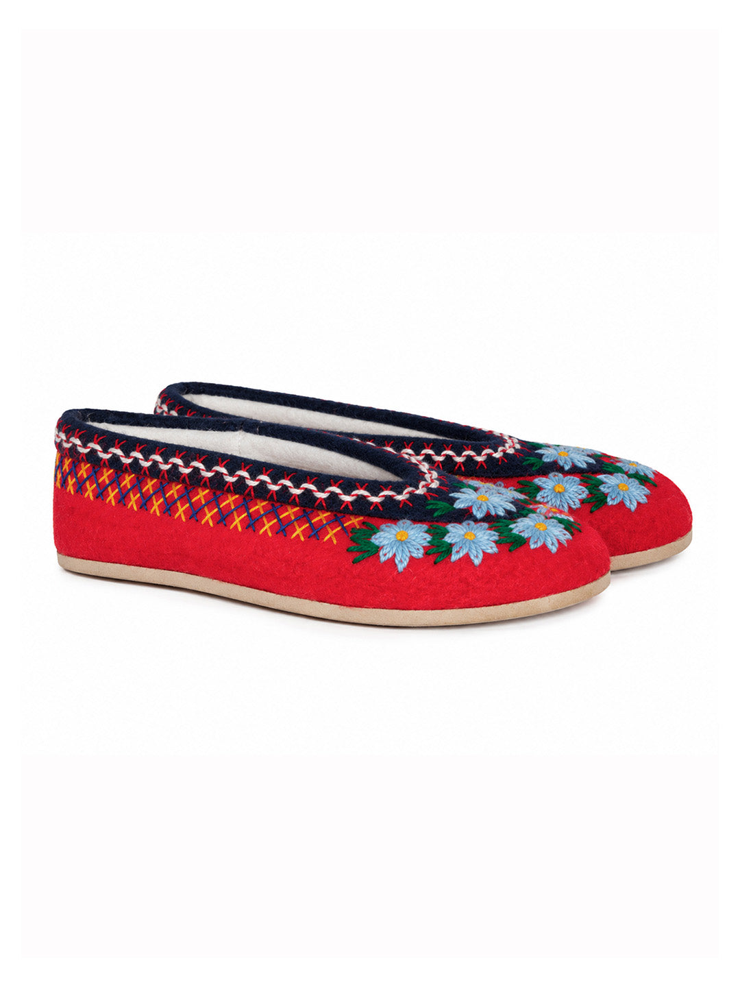 A pair of red felt slip-on slippers featuring embroidered floral patterns in blue, green, and white, with a navy blue collar and orange geometric detailing along the side. POLISH SLIPPERS, FELT SLIPPERS, WINTER SLIPPERS, WOOL SLIPPERS, EMBROIDERED SLIPPERS, COZY SLIPPERS, WINTER TIME, PANTOFOLE POLACCHE, TRADITIONAL SLIPPERS, MATCHY SLIPPERS, MUM AND ME, PANTOFOLE DI FELTRO, PANTOFOLE DI LANA, PANTOFOLE RICAMATE, PANTOFOLE INVERNALI, PANTOFOLE RICAMATE, HAND MADE, FATTO A MANO, ARTIGIANALE