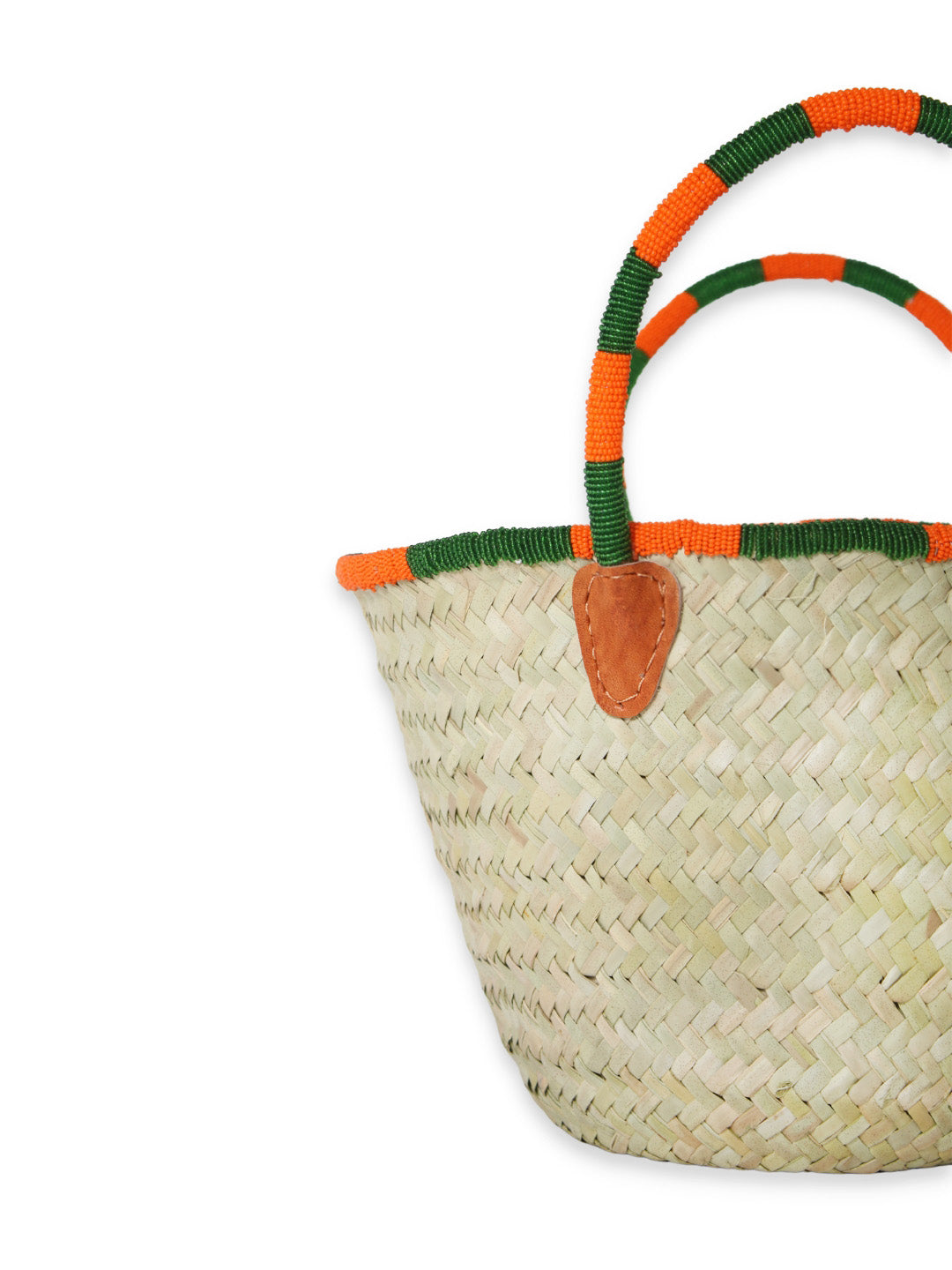 Classic hand-woven straw bags are as romantic as they are functional. With a roomy interior to easily hold all your essentials it brings resort vibes to any look during the summer. A fun touch with colourful beads makes it an instant favorite for warm beach days. Beaded basket, bag, summer basket, beach bag, fatto a mano, moda etica, borsa da spiaggia, cesta
