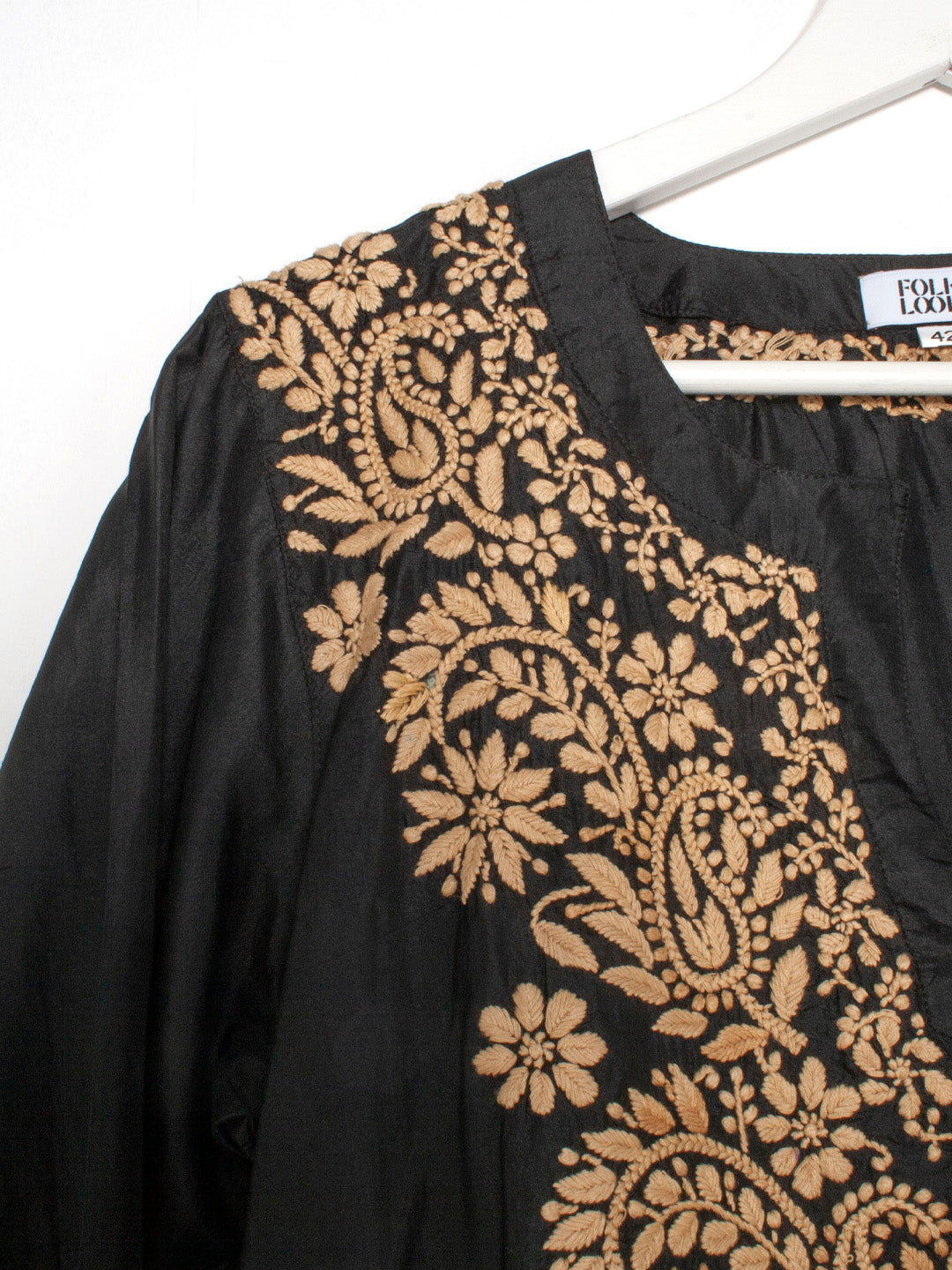ETHICAL FASHION, CRAFTSMANSHIP, SUSTAINABLE FASHION, TRADITIONAL FASHION, ETHNIC FASHION, BOHEMIAN FASHION, MODA ETICA, MODA SOSTENIBILE, TECNICHE ARTIGIANALI, MODA TRADIZIONALE, MODA ETNICA, BOHEMIAN DRESS, MADE IN INDIA, HANDMADE IN INDIA, HANDEMBROIDERED, RICAMATO A MANO, CHIKANKARI, VELVET DRESS, SILK DRESS, EVENING DRESS, GOWN, MAXI DRESS, VESTITO DI VELLUTO, VESTITO DI SETA, VESTITO RICAMATO, ABITO DA SERA