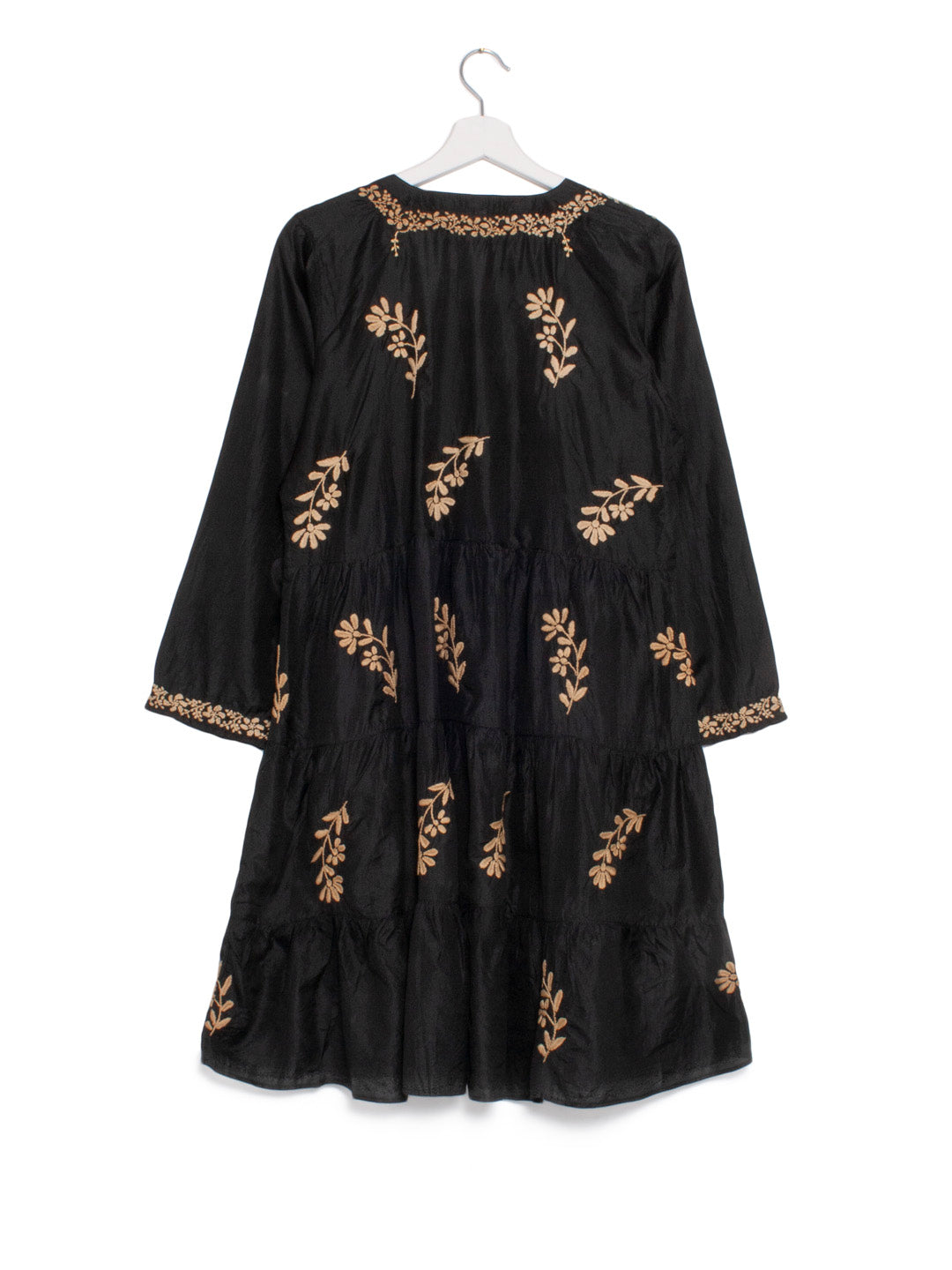 ETHICAL FASHION, CRAFTSMANSHIP, SUSTAINABLE FASHION, TRADITIONAL FASHION, ETHNIC FASHION, BOHEMIAN FASHION, MODA ETICA, MODA SOSTENIBILE, TECNICHE ARTIGIANALI, MODA TRADIZIONALE, MODA ETNICA, BOHEMIAN DRESS, MADE IN INDIA, HANDMADE IN INDIA, HANDEMBROIDERED, RICAMATO A MANO, CHIKANKARI, VELVET DRESS, SILK DRESS, EVENING DRESS, GOWN, MAXI DRESS, VESTITO DI VELLUTO, VESTITO DI SETA, VESTITO RICAMATO, ABITO DA SERA