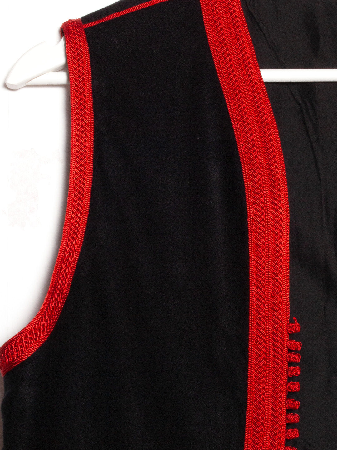Embroidered in silk threads, Ethical fashion, craftsmanship, sustainable fashion, traditional fashion, ethnic fashion, moda etica, moda sostenibile, tecniche artigianali, moda tradizionale, moda etnica, fatto a mano, handmade, bohemian jacket, boho jacket, midseason jacket, giacca di mezza stagione, ricamo a mano, hand embroidery, silk embroidery, ricamo seta, moroccan jacket, giacca marocchina, collo coreana, giacca di velluto, velvet jacket, giacca di cashmere, cashmere jacket